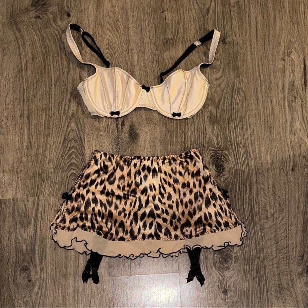 Victoria’s Secret’s Rare Vintage set
Beige and Leopard lingerie set 34B pantiesS